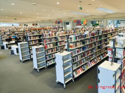  Volle Regale und leere Gänge. Die Bibliotheken erreichen die Menschen trotzdem, nur anders. Foto: Annette Riedl/dpa 