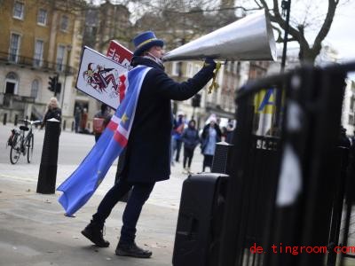  Der Mann aus Großbritannien protestiert. Er wäre lieber in der Europäischen unio geblieben. Foto: Victoria Jones/PA/AP/dpa 