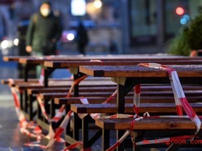  Wegen des Lockdowns sind die Tische und Bänke mit Absperrband umwickelt. Foto: Hendrik Schmidt/dpa-Zentralbild/dpa 