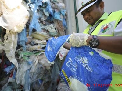  In solchen Co<em></em>ntainern kommt der Plastikmüll in Ländern wie Malaysia an. Foto: Vincent Thian/AP/dpa 