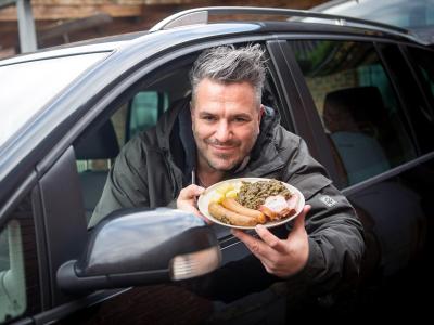  Marco Tienz liefert mit seinem Auto Grünkohl-Gerichte aus. Foto: Sina Schuldt/dpa 