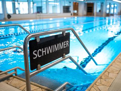  In diesem Schwimmbad dürfen Besitzer einer Dauerkarte gerade ganz allein schwimmen. Foto: Philipp Schulze/dpa 