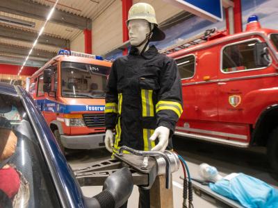  In dieser Halle in Augsburg können Familien mehr über die Ausrüstung und Einsätze der Feuerwehr lernen. Foto: Stefan Puchner/dpa 