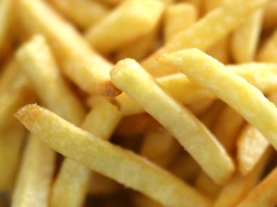  Forscher untersuchen Kartoffeln für Pommes genau. Foto: Ina Fassbender/dpa 