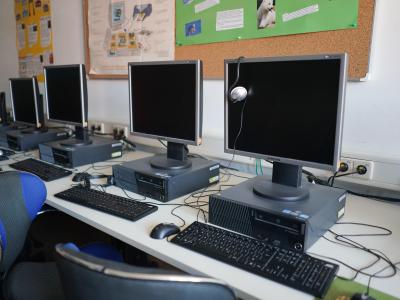  In einem solchen Computerraum könnten manche Kinder vielleicht besser lernen als zu Hause. Foto: Jörg Carstensen/dpa 