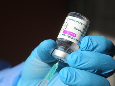  Der Impfstoff der Firma Astrazeneca soll in Deutschland erstmal nicht mehr gespritzt werden. Foto: Matthias Bein/dpa-Zentralbild/dpa 