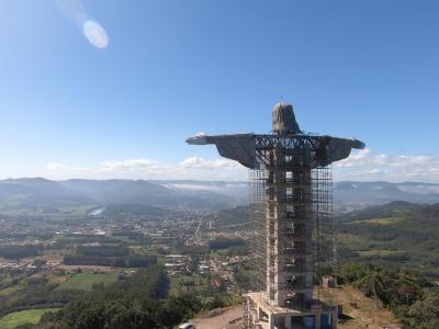  Noch ist die große Christus-Statue in der brasilianischen Stadt Encantado nicht fertig. Foto: Lucas Amorelli/dpa 