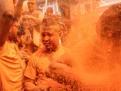  Die Feiernden bewerfen sich mit Farbpulver. Foto: Prabin Ranabhat/SOPA Images via ZUMA Wire/dpa 