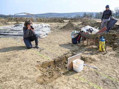  Die Forscher finden spannende Überbleibsel aus der Bronzezeit. Foto: Felix Kästle/dpa 