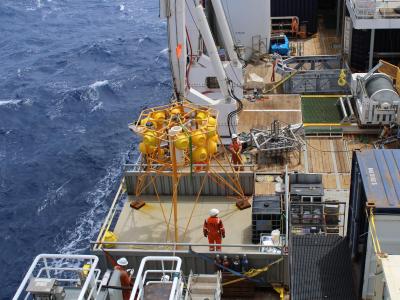  Wissenschaftler testen ein Gerät zum Abbau von me<em></em>tallen am Meeresboden. Foto: -/BGR/dpa 