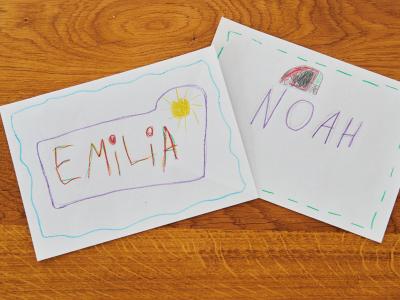  «Emilia» und «Noah» steht in Kinderschrift auf zwei bunt gestalteten Papieren. Das waren letztes Jahr die beliebtesten Vornamen. Foto: Annette Riedl/dpa 