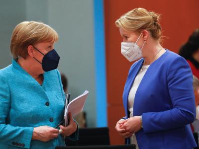 Franziska Giffey (rechts) hat in der Regierung von Angela Merkel gearbeitet. Jetzt hört sie auf. Foto: Michele Tantussi/Reuters/Pool/dpa 