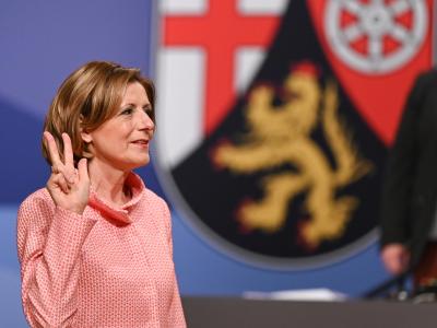  Malu Dreyer hebt drei Finger zum Amtseid. Sie wurde erneut zur Ministerin von Rheinland-Pfalz gewählt. Foto: Arne Dedert/dpa POOL/dpa 