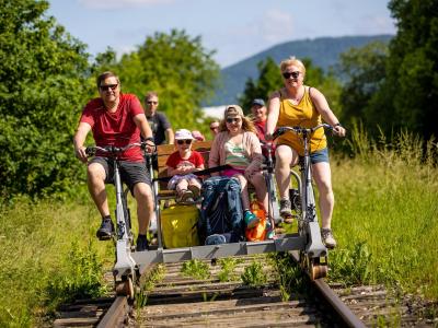  Mit einer Draisine kann man auf alten Schienen fahren. Foto: Moritz Frankenberg/dpa 
