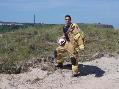  In seinem Urlaub hilft der Feuerwehrmann Felix Vorndran aus Nordrhein-Westfalen auf der Düne der Insel Helgoland aus. Foto: Marcus Brandt/dpa 