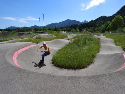  Mit dem Skateboard kann man auf Pumptracks genauso Spaß haben wie mit Inlineskates oder dem Fahrrad. Foto: Karl-Josef Hildenbrand/dpa 