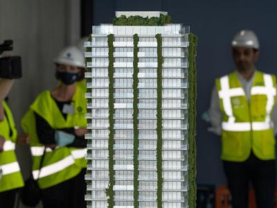  Dieses Modell zeigt, wie der Wohnturm aussehen soll, wenn er fertig ist. Foto: Boris Roessler/dpa 