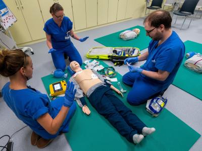  Wer mal Arzt werden will, lernt die richtige Behandlung anfangs auch an speziellen Puppen. Foto: Hendrik Schmidt/dpa-Zentralbild/dpa 
