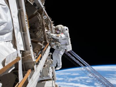  Wenn Raumfahrer ins Schwitzen kommen, müffelt die Astronauten-Kleidung irgendwann. Bakterien könnten die Wäsche im All reinigen. Foto: NASA/dpa 