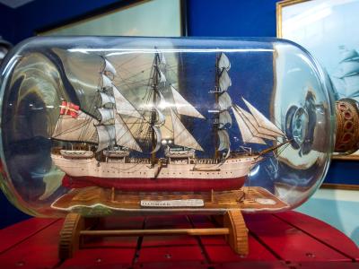  Ein Modellschiff in der Flasche wird Buddelschiff genannt. Foto: Sina Schuldt/dpa 