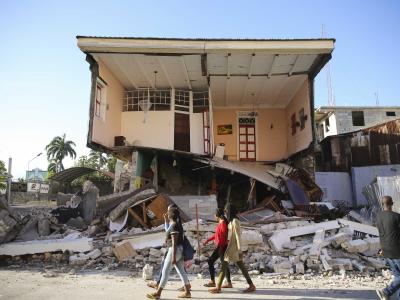  Von vielen Häusern ist nach dem Erdbeben nicht mehr viel übrig. Foto: Joseph Odelyn/AP/dpa 