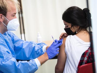  Auch an manchen Schulen können sich Menschen in der Aktio<em></em>nswoche impfen lassen. Foto: Bernd von Jutrczenka/dpa 