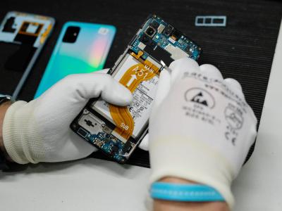  In einem Handy steckt viel drin: Oft kann man ältere Geräte reparieren und wiederverwenden. Foto: Sebastian Willnow/dpa-Zentralbild/dpa 