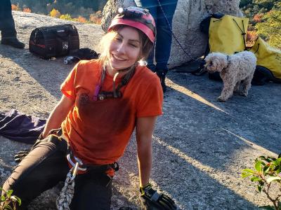  Glücklich und geschafft: Die Höhlenretterin Jessica ko<em></em>nnte Hündin Liza (hinten) aus der tiefen Felsspalte retten. Foto: -/NY State Parks/dpa 