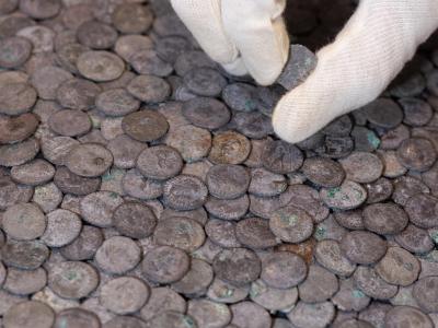  Forscher haben eine Menge uralte Silbermünzen ausgegraben. Foto: Sven Hoppe/dpa 