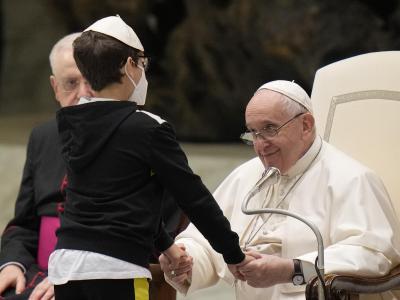  Glück gehabt: Ein Junge ko<em></em>nnte den Papst treffen und bekam sogar noch ein Käppchen geschenkt. Foto: Alessandra Tarantino/AP/dpa 