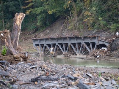  Mit dem Starkregen kamen Wassermassen: Sie haben auch diese Eisenbahnbrücken über die Ahr zerstört. Foto: Boris Roessler/dpa 