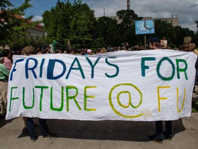  Manche Kinder und Jugendliche gehen demonstrieren, um sich für mehr Klimaschutz einzusetzen. Foto: Lisa Ducret/dpa 