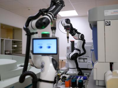  In Unternehmen kommen immer mehr Roboter zum Einsatz. Foto: Jo<em></em>nas Walzberg/dpa 