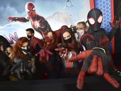  Einige Leute haben sich zum Kinostart von Spider-Man passend zum Film verkleidet. Foto: Jordan Strauss/Invision via AP/dpa 