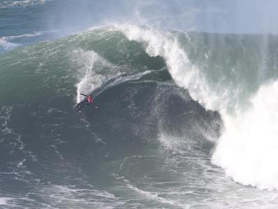  Vor der Küste von Portugal sind Surfer auf riesigen Wellen unterwegs. Foto: Pedro Fiuza/ZUMA Press Wire/dpa 