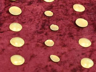  Diese uralten Goldmünzen fand ein Mann auf einem Acker. Foto: Bernd Settnik/dpa 