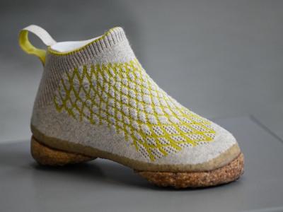 Diese Schuh besteht aus natürlichen Materialien, zum Beispiel aus Teilen von Pilzen. Foto: Arne Dedert/dpa 