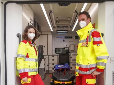  Eine Notfallsanitäterin und ein Notfallsanitäter stehen im Rettungswagen. Wenn jemand einen schweren Unfall hatte, eilen sie zur Hilfe. Foto: Frank Rumpenhorst/dpa 