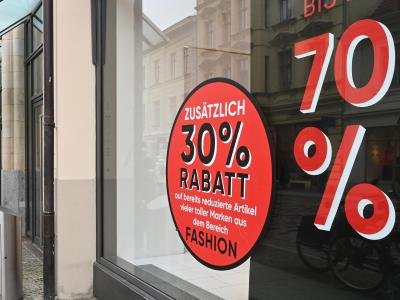  Die Angebote in Mode-Geschäften wechseln oft schnell. Foto: Bernd Settnik/dpa-Zentralbild/dpa 