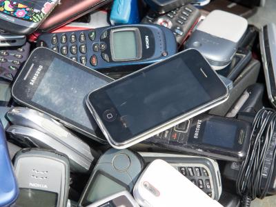  Eine Studie hat gezeigt: Die Menschen behalten ihre Handys heute etwas länger als früher. Foto: Maurizio Gambarini/dpa 