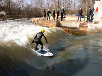  Sportlerinnen und Sportler können auf dieser neuen Welle im Fluss Pegnitz reiten. Foto: Daniel Karmann/dpa 