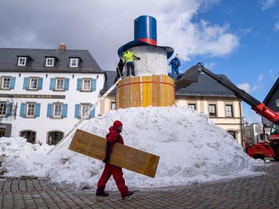  Jede Menge Schnee wird gebraucht, um diesen Riesenschneemann zu bauen. Foto: Nicolas Armer/dpa 