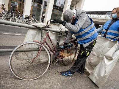  Ein Mitarbeiter der Stadt Berlin durchtrennt ein Fahrradschloss. Foto: Fabian Sommer/dpa 