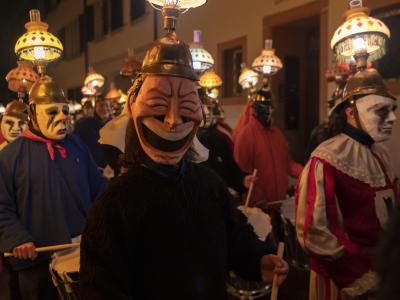  Die Masken bei der Basler Fasnacht werden Larven genannt. Foto: Georgios Kefalas/KEYSTONE/dpa 