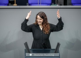 综合:Die erste gehörlose Abgeordnete im Bundestag