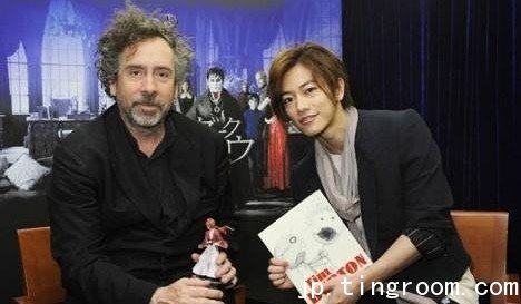 日本娱乐:佐藤健与《怪诞黑家族》导演对谈